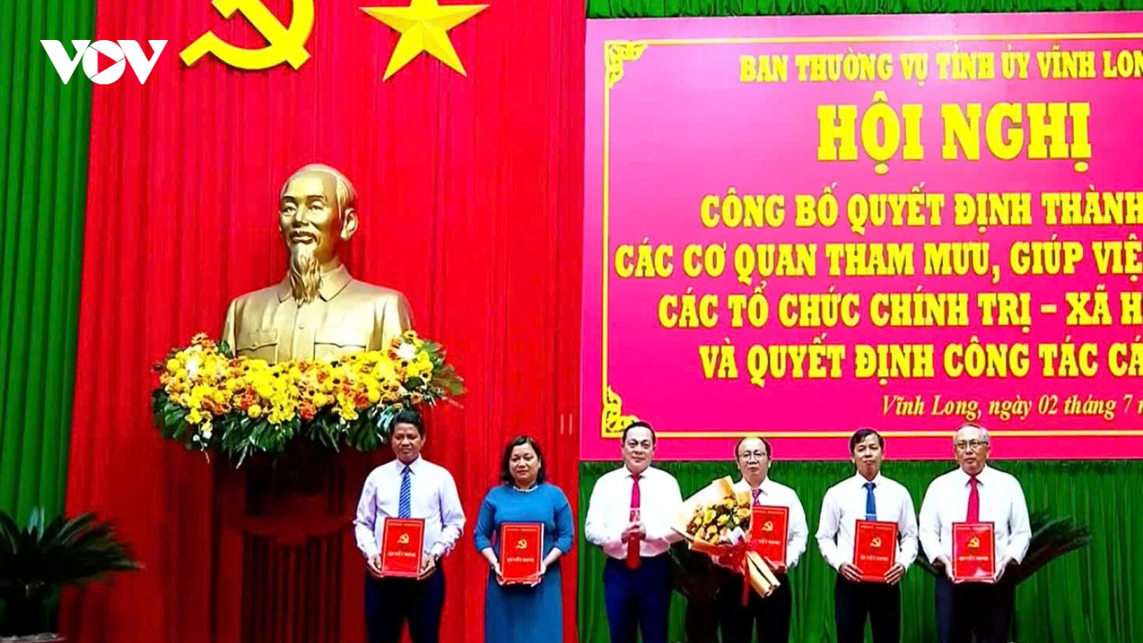 Ban Thường vụ Tỉnh ủy Vĩnh Long trao các Quyết định về công tác cán bộ