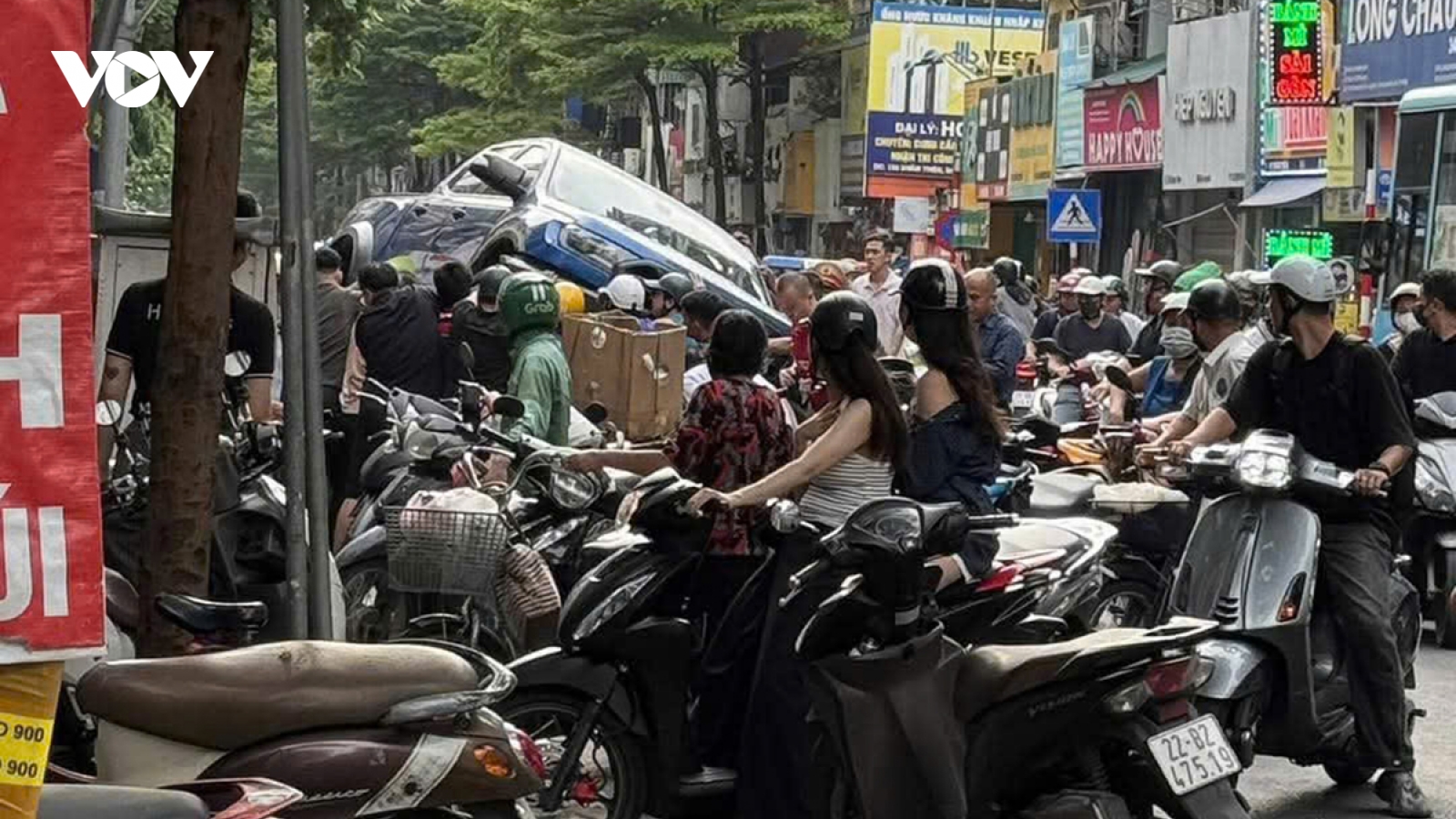Tài xế xe bán tải tông liên hoàn ở Khâm Thiên có vi phạm nồng độ cồn và ma túy?