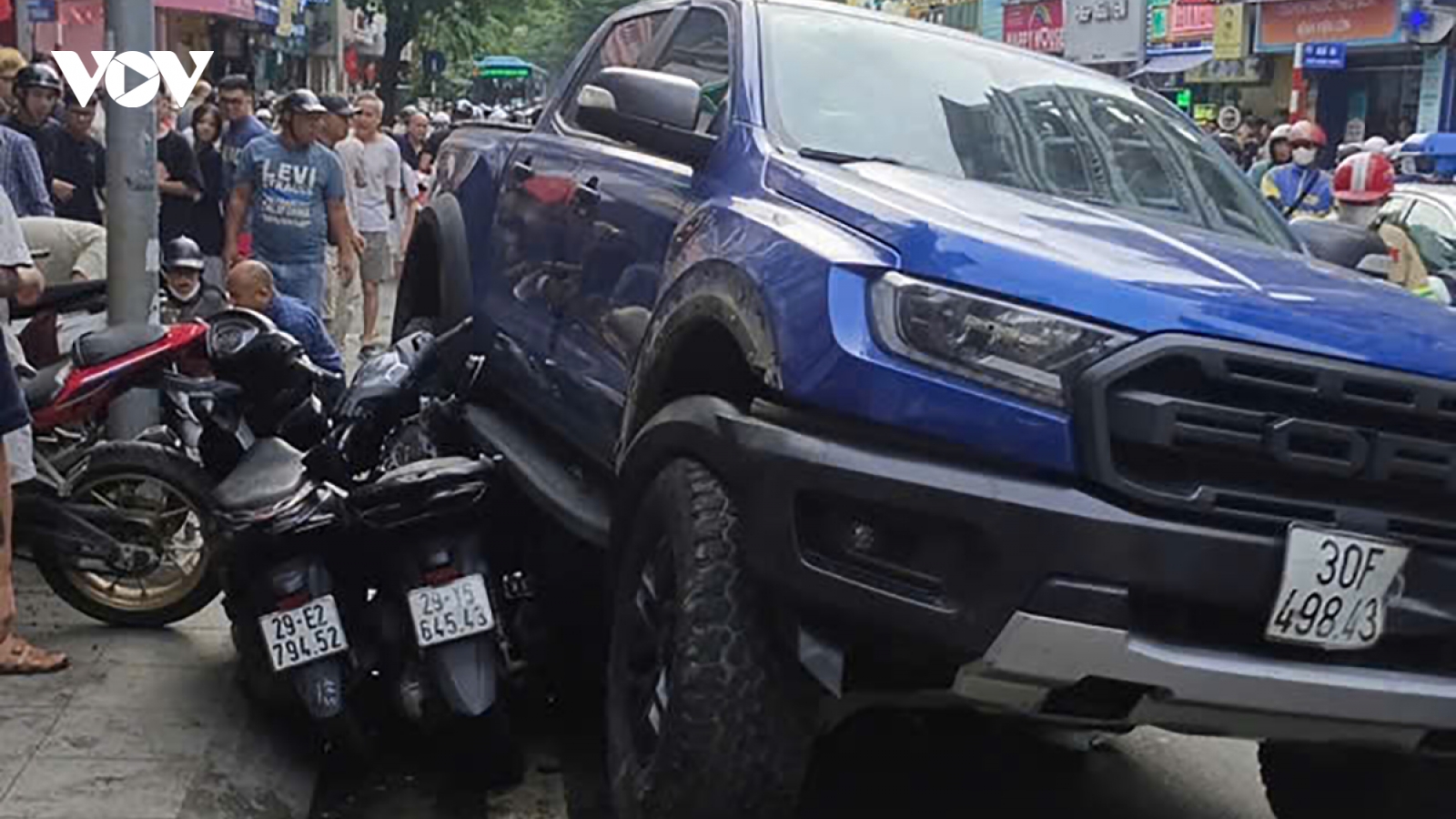 Ô tô bán tải tông hàng loạt xe ở Khâm Thiên, Hà Nội