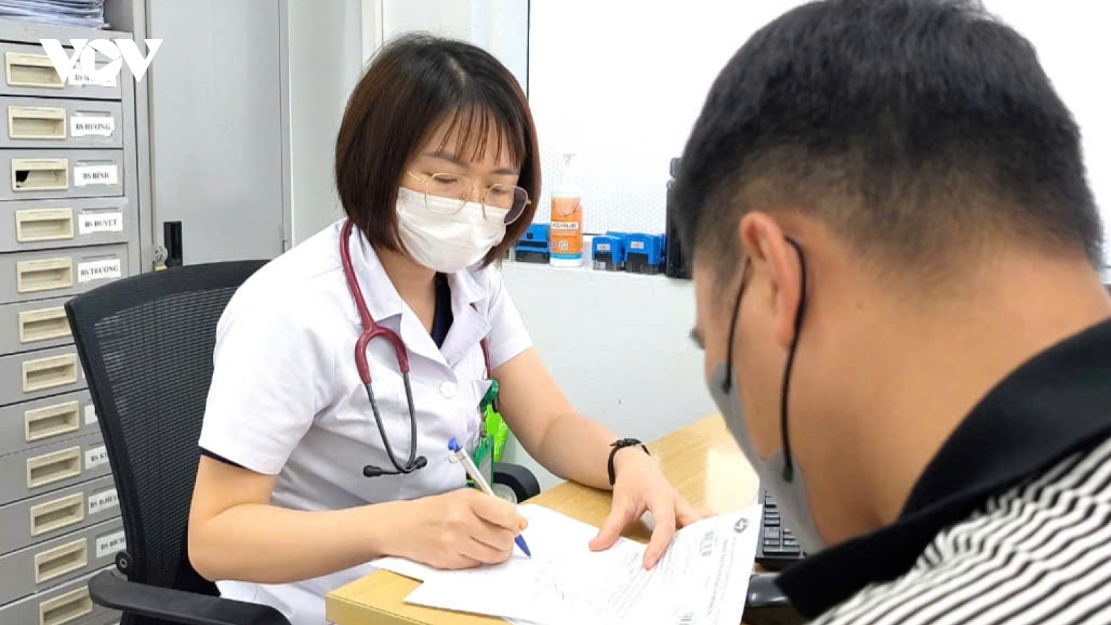Nam thanh niên phát hiện sán dây dài 3 mét sau nhiều tháng đau bụng