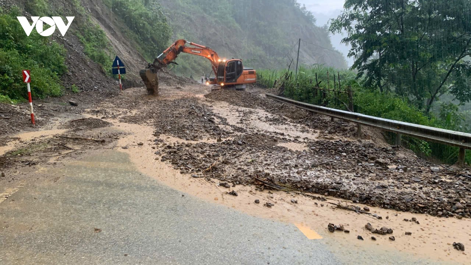 Mưa lớn gây sạt lở, ngập úng, chia cắt nhiều tuyến đường ở Điện Biên