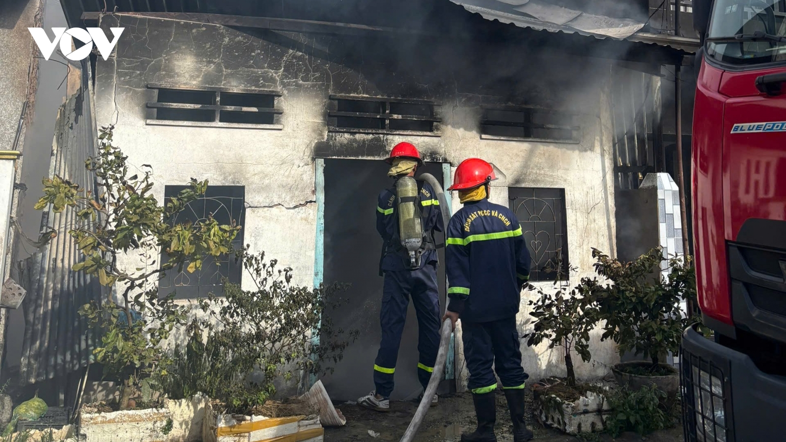 Khói đen bao trùm căn nhà, cột khói bốc cao gần chục mét ở Đồng Tháp