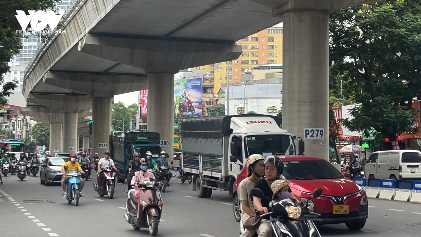Sinh viên ủng hộ cấm xe máy xăng nhưng lo chưa biết sẽ đi lại thế nào