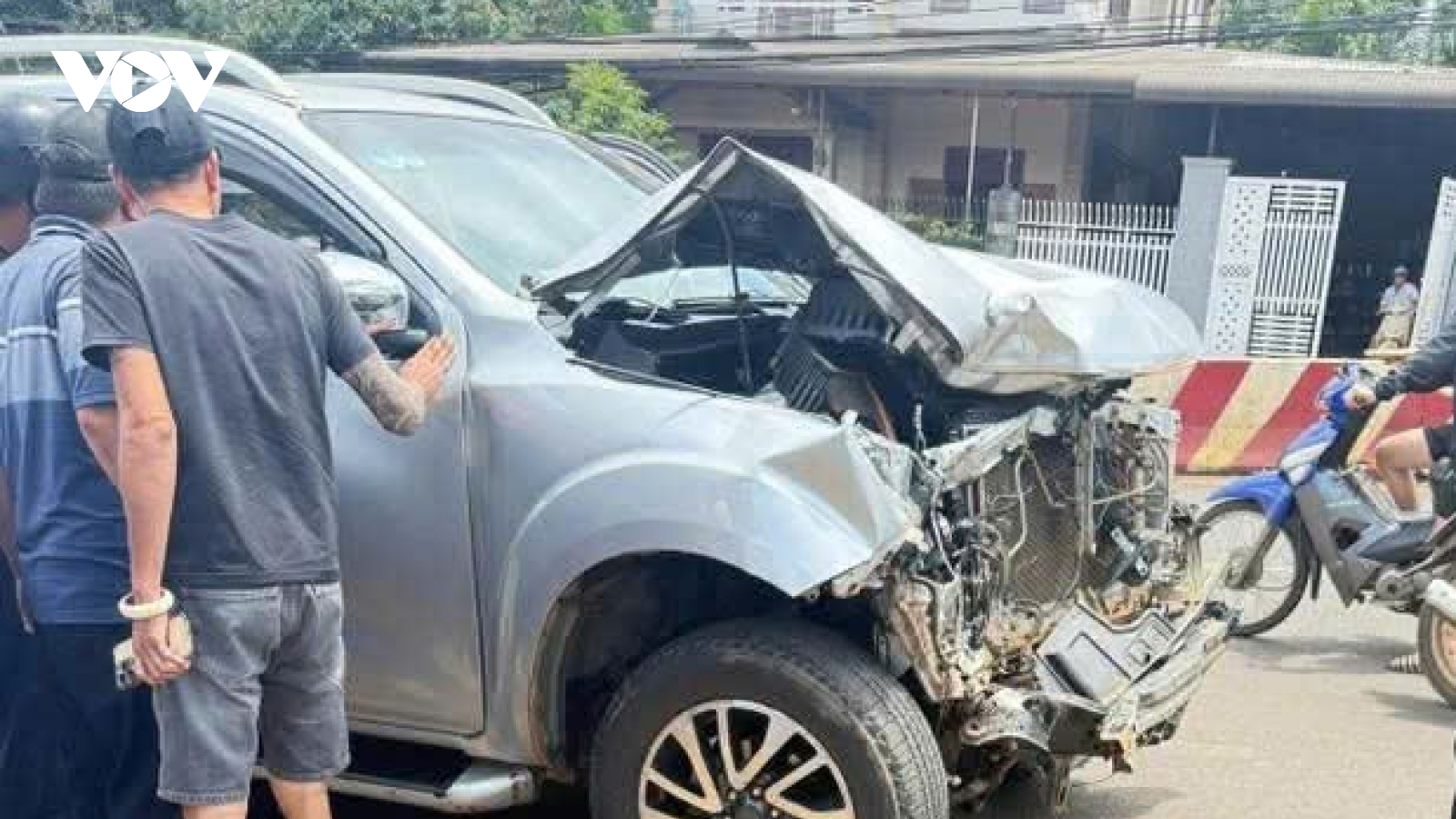 Người dân bắt giữ tài xế gây tai nạn liên hoàn rồi bỏ chạy