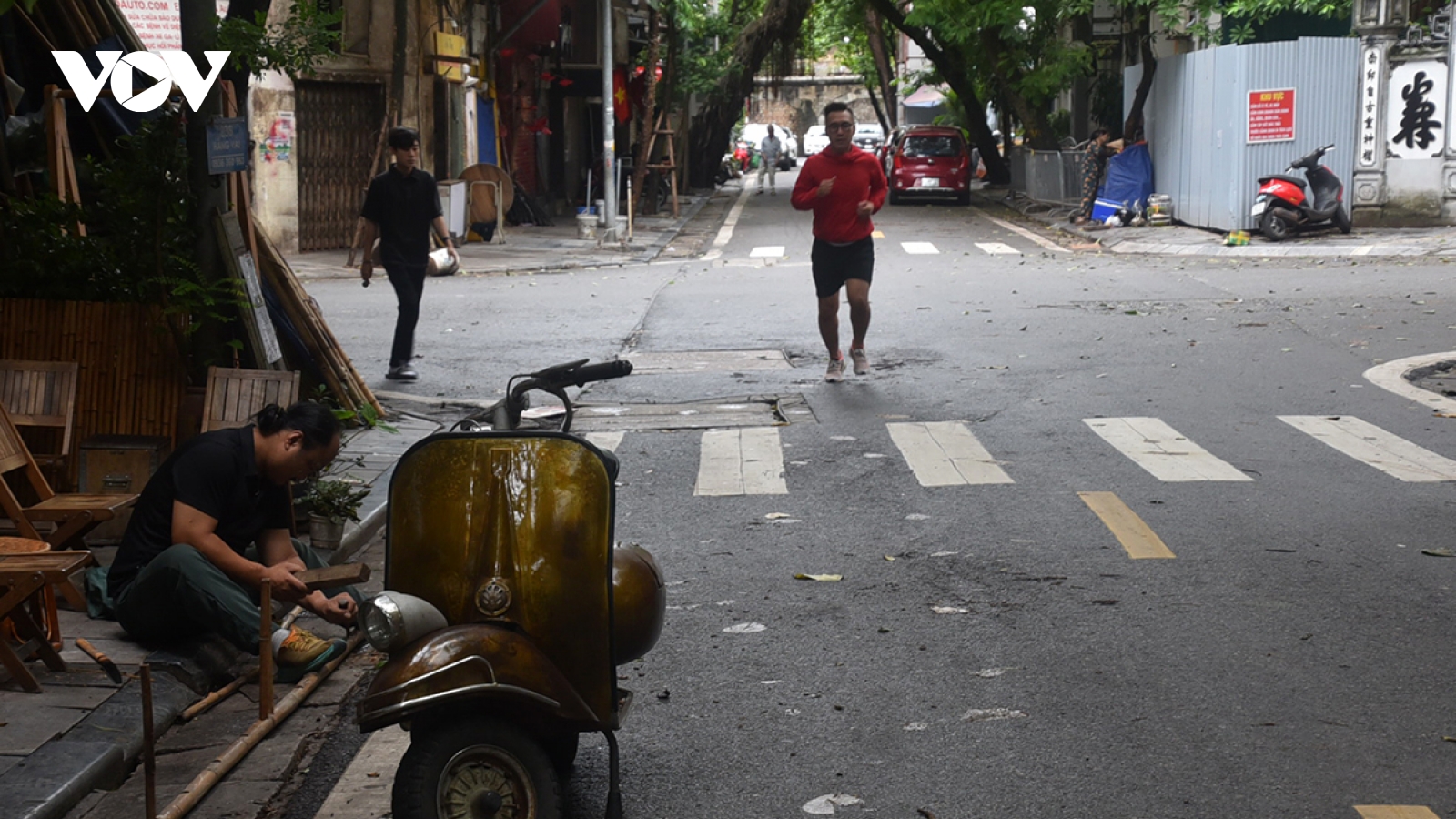 Hà Nội sáng ngày bão về: Người dân phố cổ Hoàn Kiếm linh hoạt thích ứng