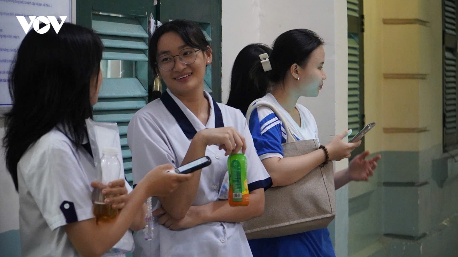 Dự kiến cấm học sinh dùng điện thoại cả trong giờ ra chơi tại TP.HCM