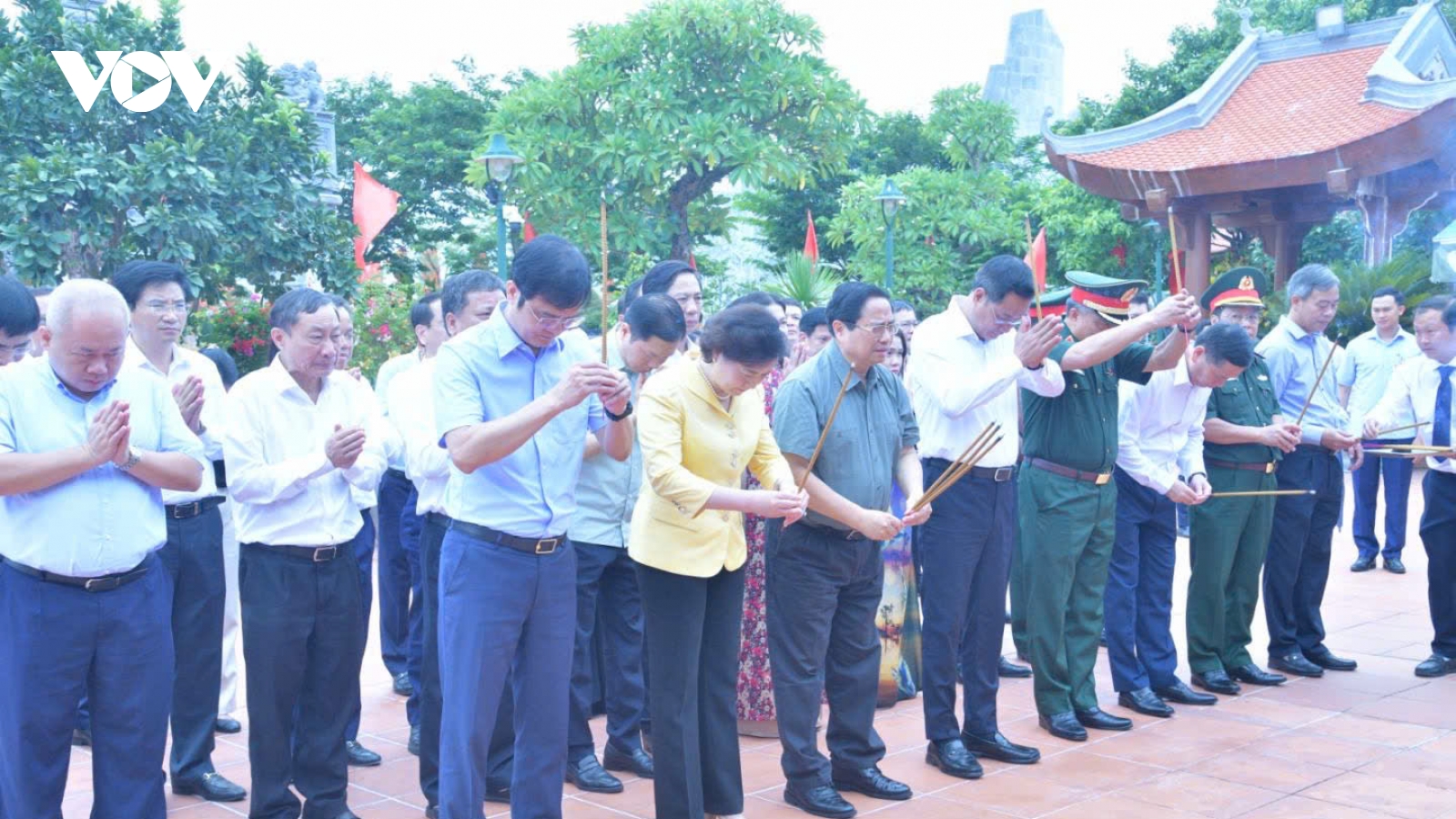 Thủ tướng dâng hương tưởng niệm Bác Hồ và các anh hùng liệt sĩ tại Quảng Trị