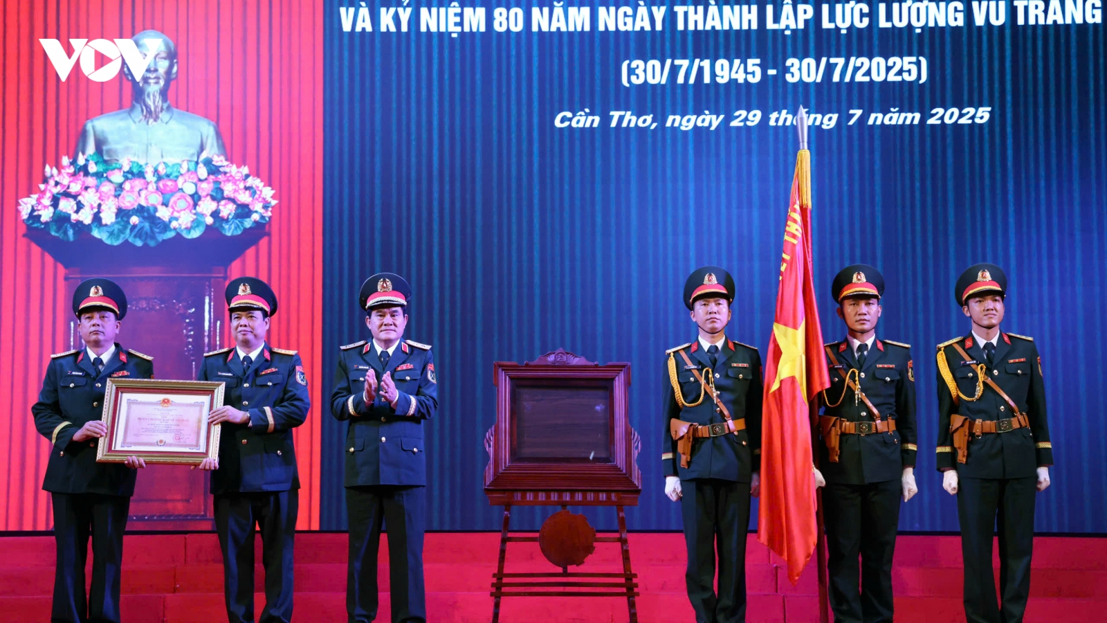 Bộ Chỉ huy quân sự Cần Thơ đón nhận Huân chương Bảo vệ Tổ quốc hạng Nhì
