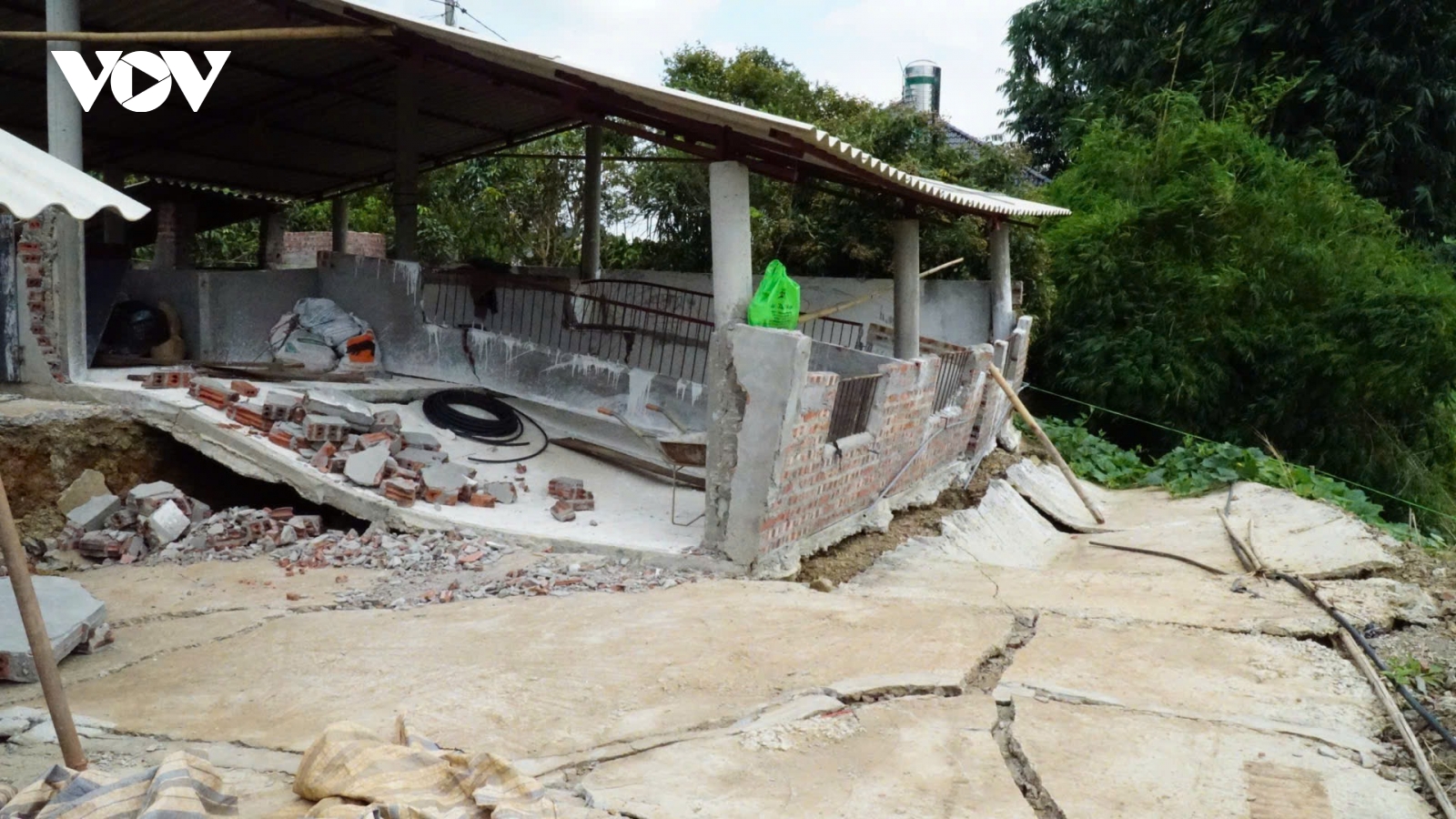 Xảy ra sụt lún sâu từ 4-6m, tại bản Nong Quỳnh, Sơn La