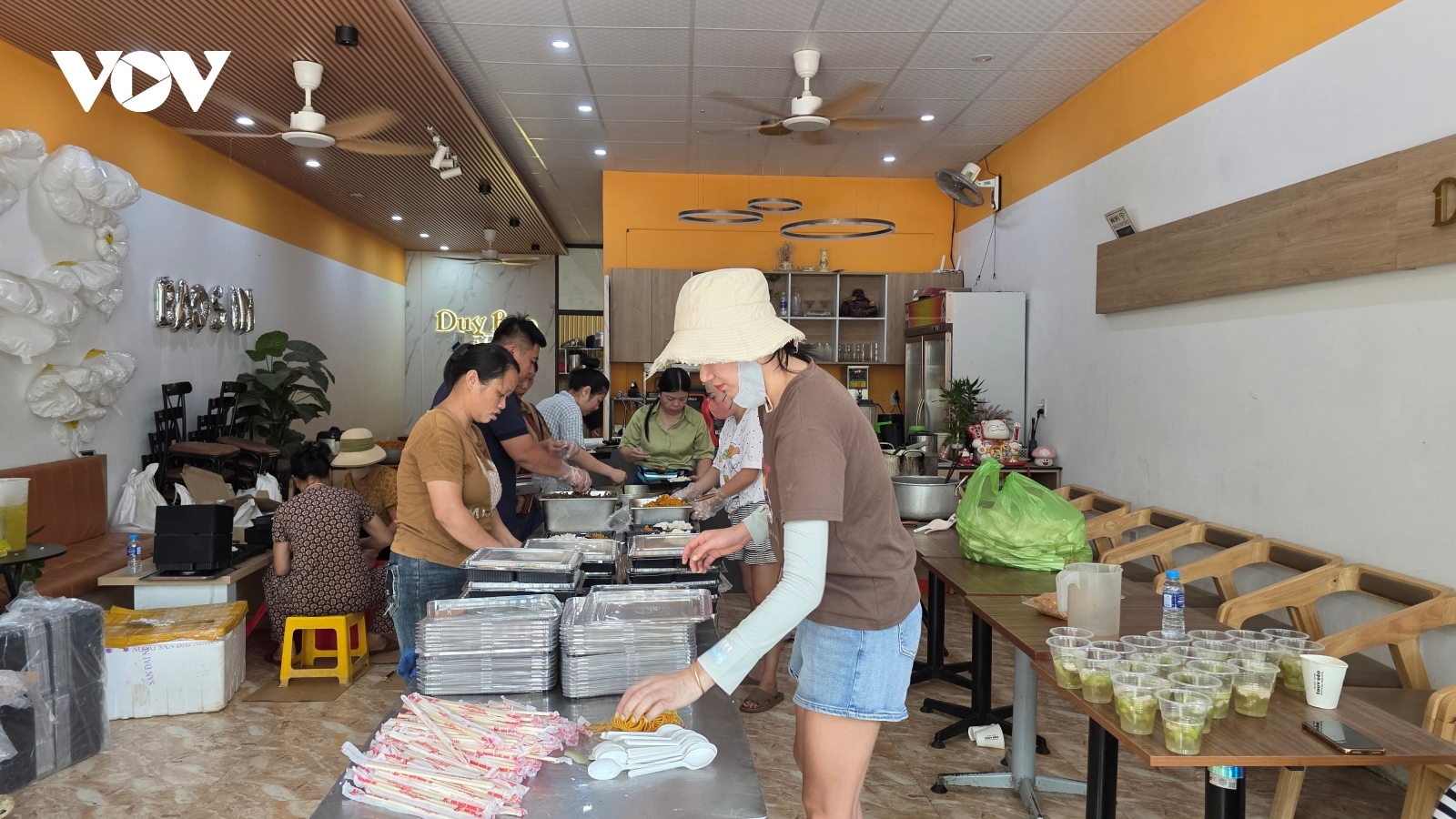 Những bếp ăn 0 đồng ấm lòng đồng bào vùng lũ Nghệ An