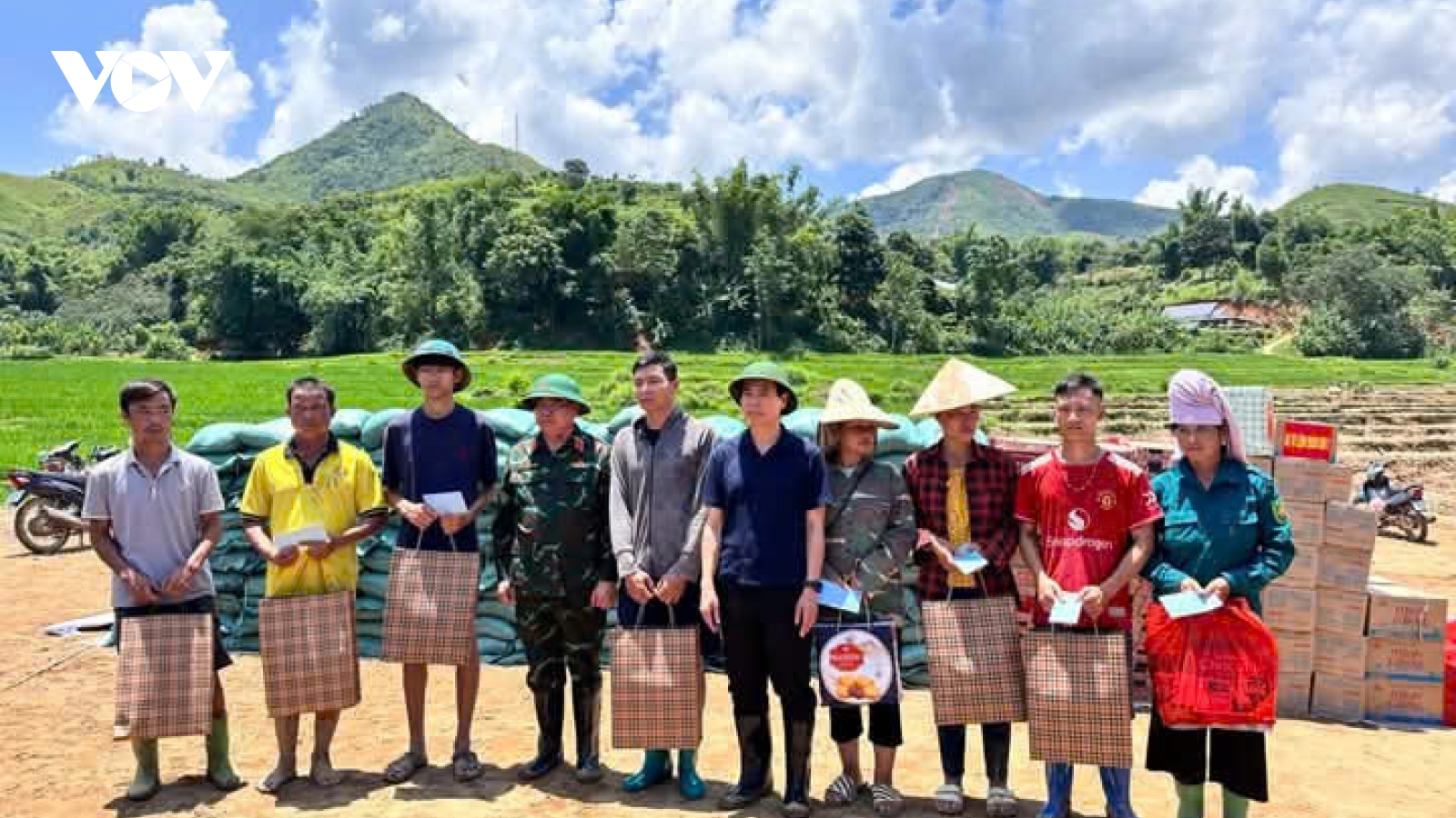 Lãnh đạo Quân khu 2 và tỉnh Sơn La thăm hỏi, động viên bà con vùng lũ Chiềng Sơ
