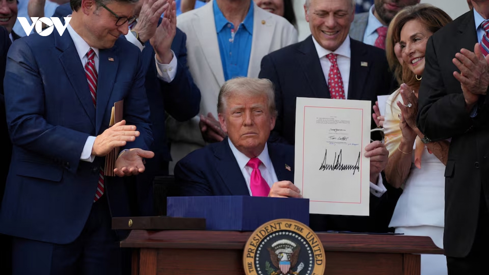Tổng thống Mỹ Trump ký ban hành dự luật cắt giảm thuế và chi tiêu toàn diện