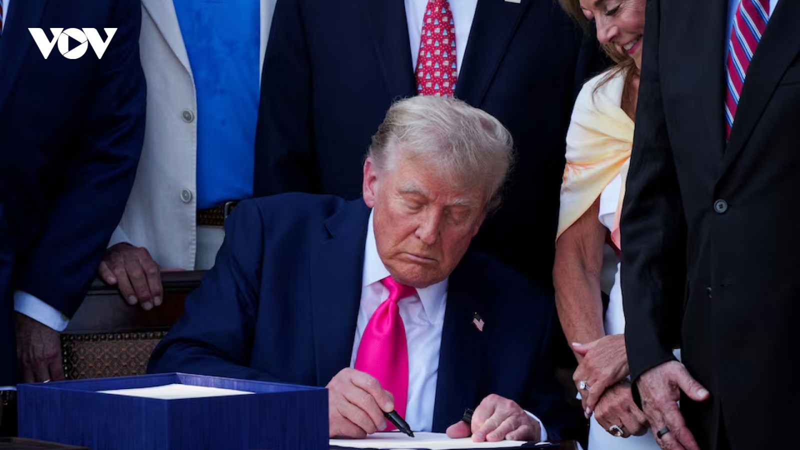 Siêu dự luật 'to đẹp' của ông Trump vừa được thông qua có gì đặc biệt?