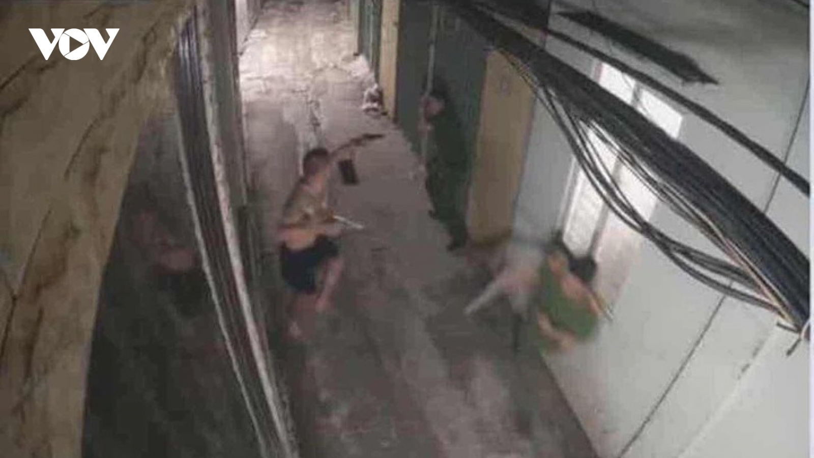 Truy bắt người đàn ông nổ súng khi công an kiểm tra hành chính