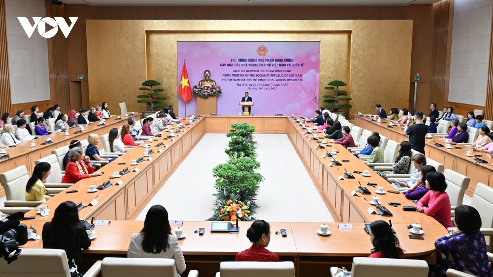Thủ tướng Phạm Minh Chính gặp mặt các nhà ngoại giao nữ Việt Nam và quốc tế