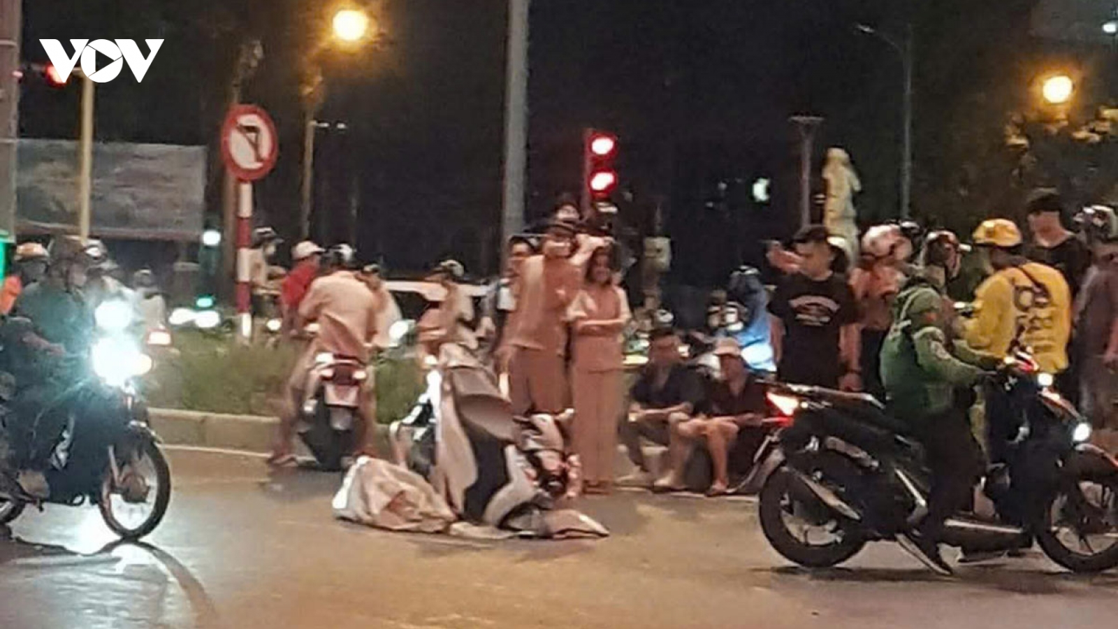 Hà Nội: Xuất hiện hố tử thần trên đường Trường Chinh khiến xe máy SH gặp nạn
