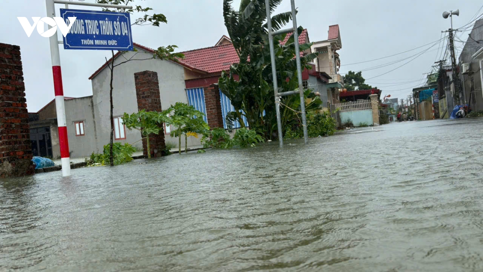 Thanh Hóa: Hàng trăm hộ dân ngập sâu trong nước