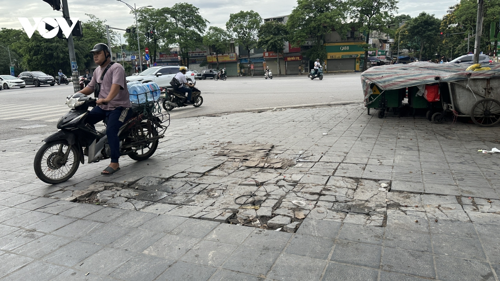 Vỉa hè ở Hà Nội nát bươm vì bị bỏ mặc không được sửa chữa kịp thời