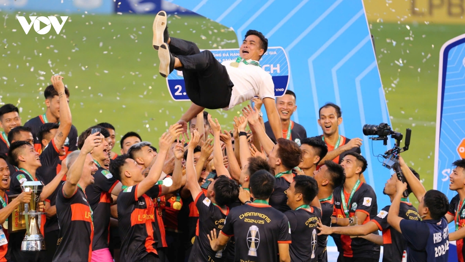 Tân binh V-League 2025/2026 chia tay huấn luyện viên