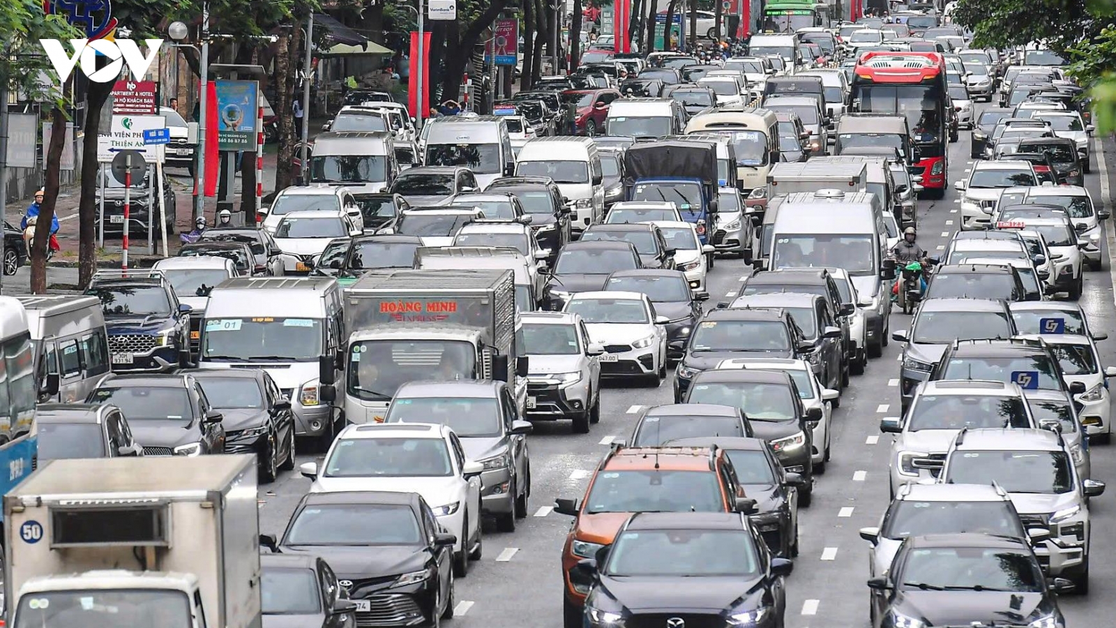 Ngày đầu phân làn cứng đường Võ Chí Công: Ô tô dàn hàng 6, xe máy leo vỉa hè