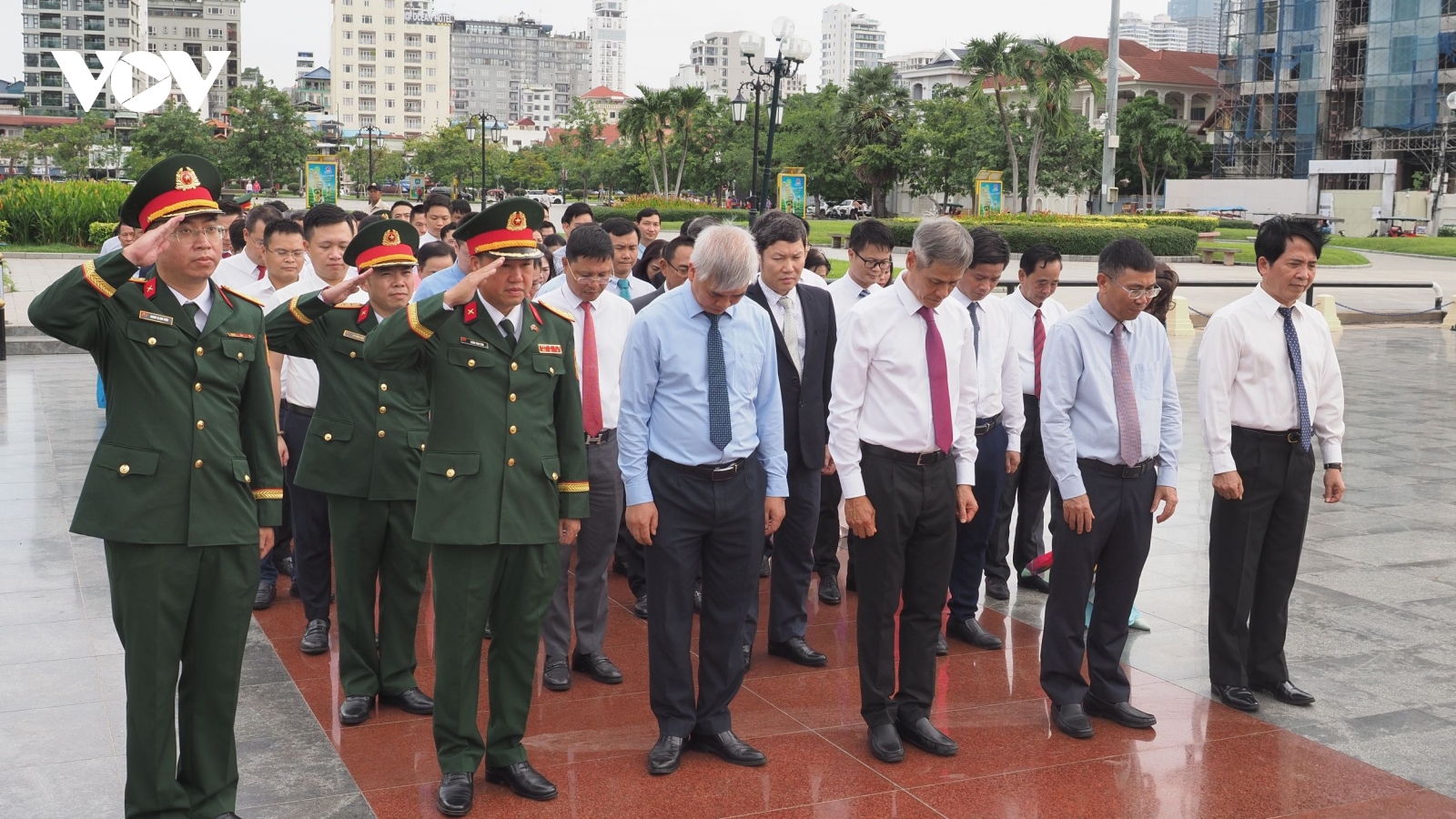 Dâng hương tri ân các anh hùng liệt sỹ tại Campuchia