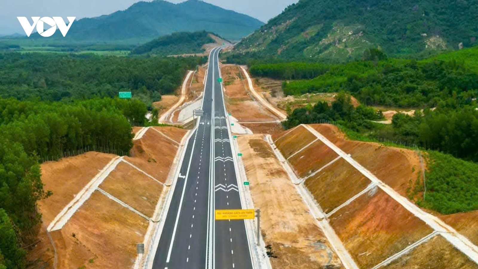 Cận cảnh cao tốc Bắc - Nam qua tỉnh Gia Lai gấp rút hoàn thành