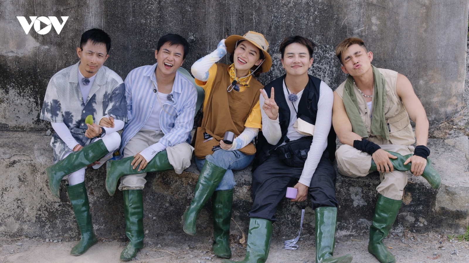 Jun Phạm và dàn cast "chữa lành" của "Gia đình Haha"