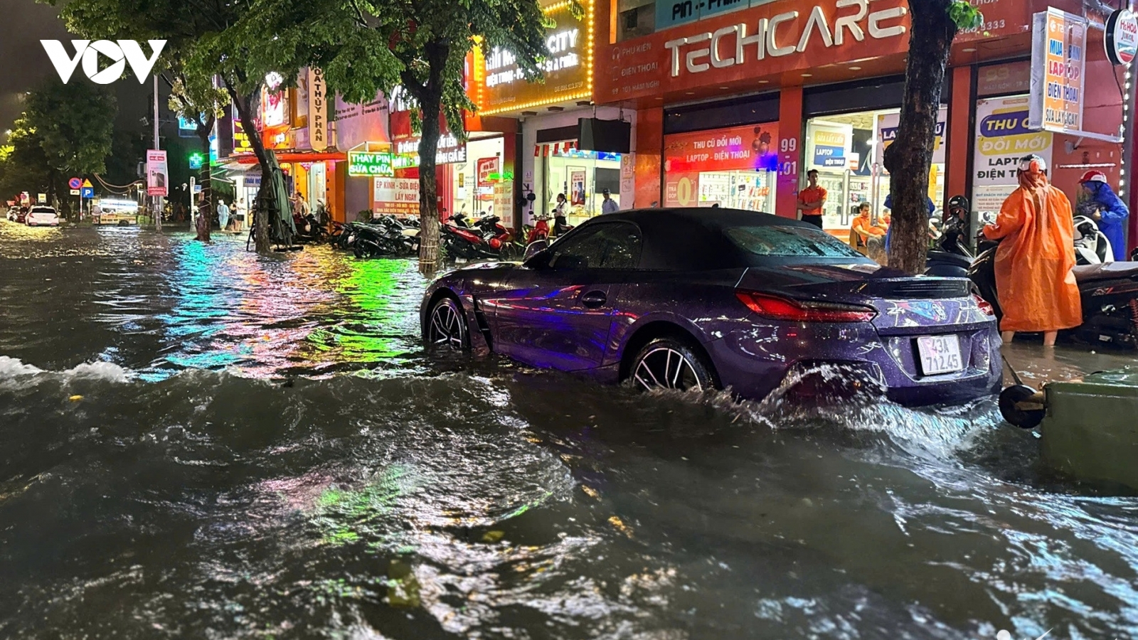 Mưa lớn giữa mùa hè, Đà Nẵng lần thứ hai ngập sâu, xe chết máy hàng loạt