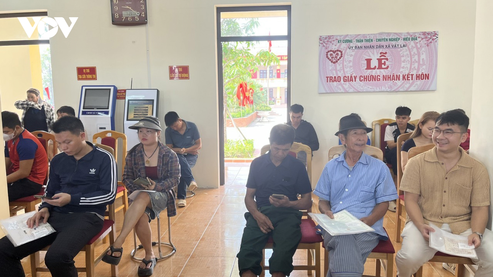 Photo sổ đỏ "làm sạch" dữ liệu đất đai: Văn phòng Đăng ký đất đai Hà Nội nói gì?