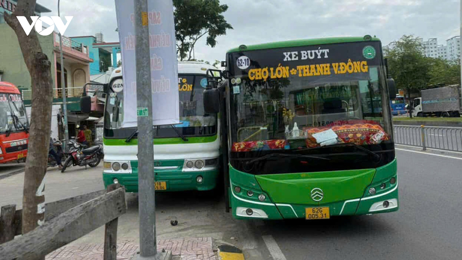 Tạm đình chỉ hai tài xế xe buýt rượt đuổi, va chạm nhau trên Quốc lộ 1