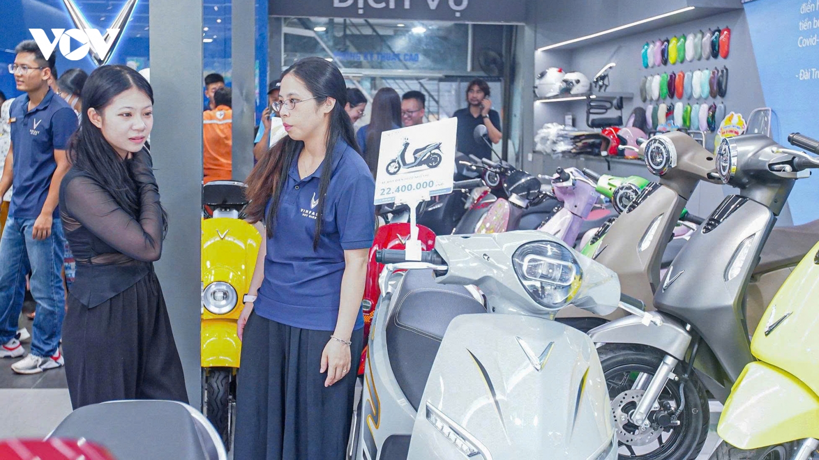 Giá xăng dầu tăng cao, nhu cầu mua xe máy điện tăng đột biến