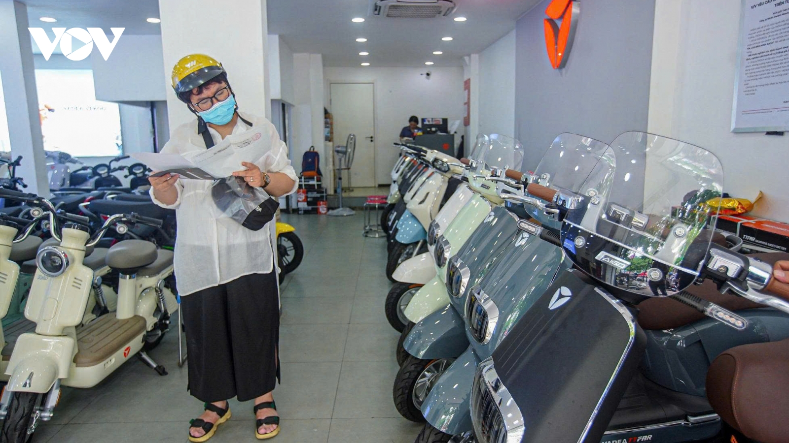 Nhiều người Hà Nội chuyển hướng mua xe điện trước chủ trương hạn chế xe xăng