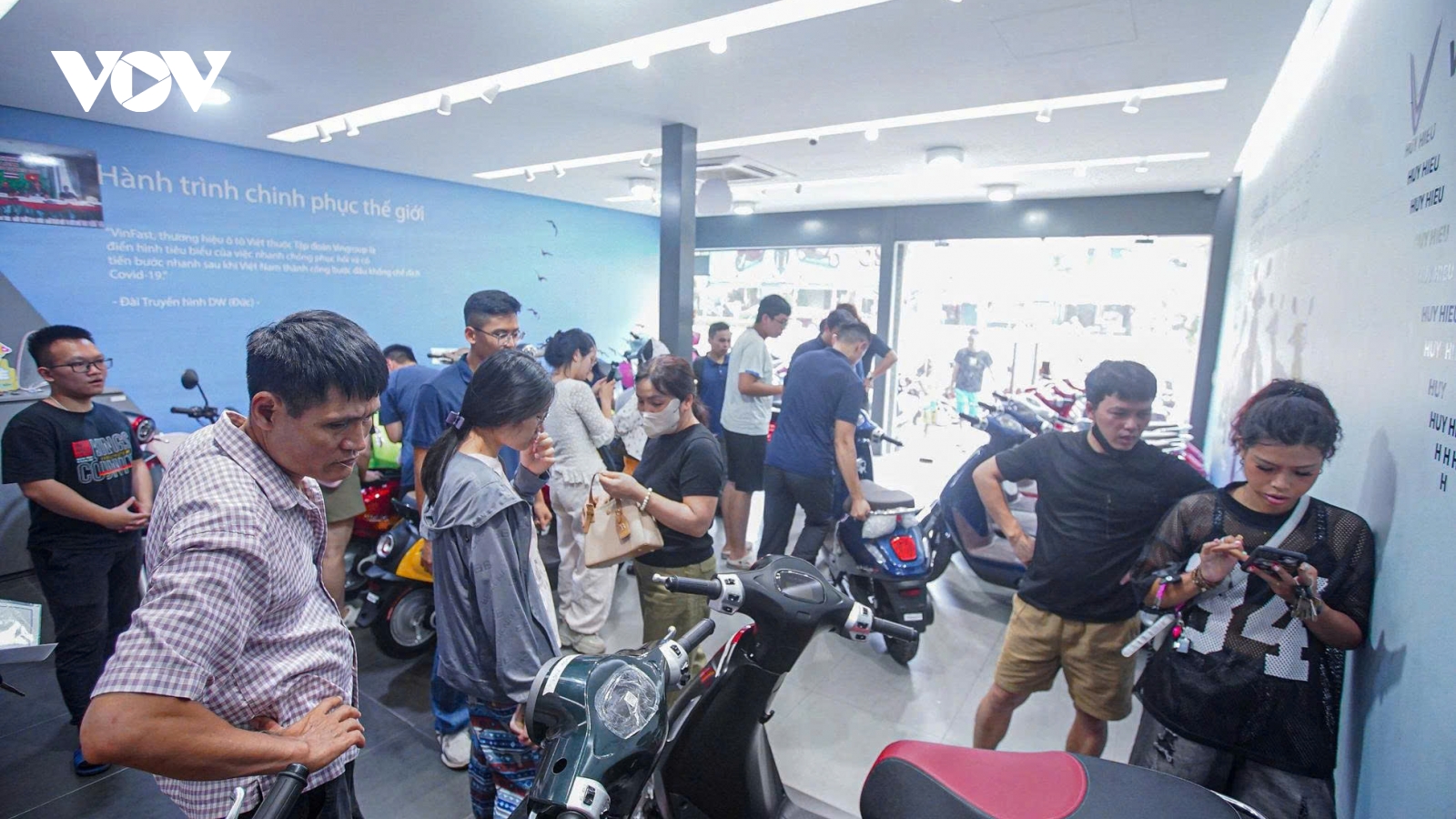 Xu hướng chuyển đổi từ xe xăng sang xe điện của người dân Hà Nội tăng “chóng mặt"