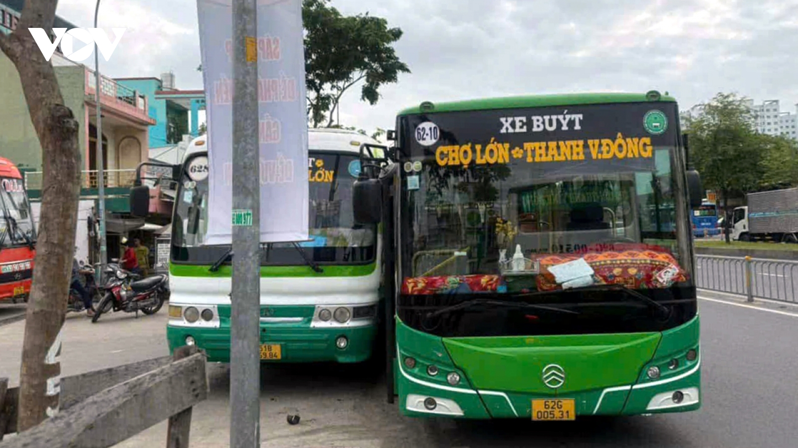 Xác minh clip 2 xe buýt rượt đuổi, ép nhau trên Quốc lộ 1