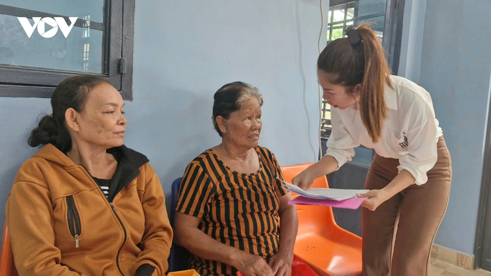 Đồng bào Khmer phấn khởi đến làm các thủ tục hành chính tại xã, phường mới