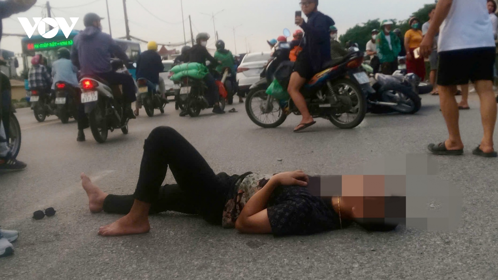 Thanh niên đi xe SH không đội mũ bảo hiểm tông ô tô rồi ngất ngay tại chỗ ở Hà Nội