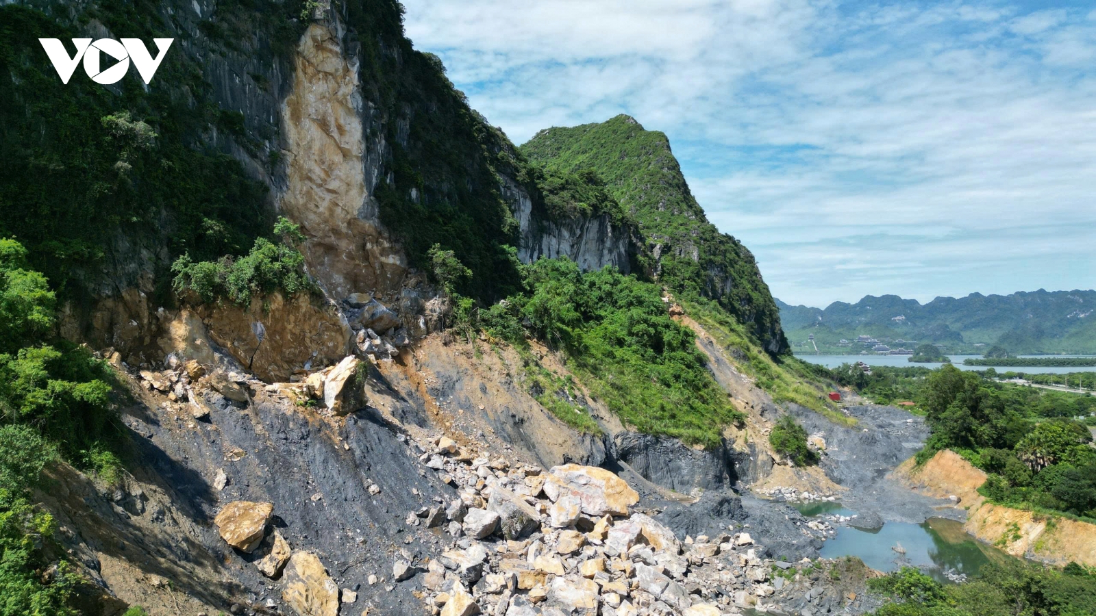 Đá lở như bom nổ khiến người dân ở Tam Chúc, Ninh Bình lo sợ