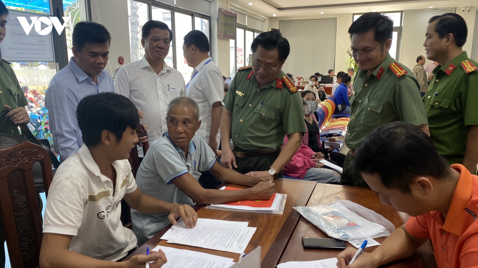 Cán bộ xã "vừa làm vừa học hỏi" để thích nghi nhiệm vụ mới
