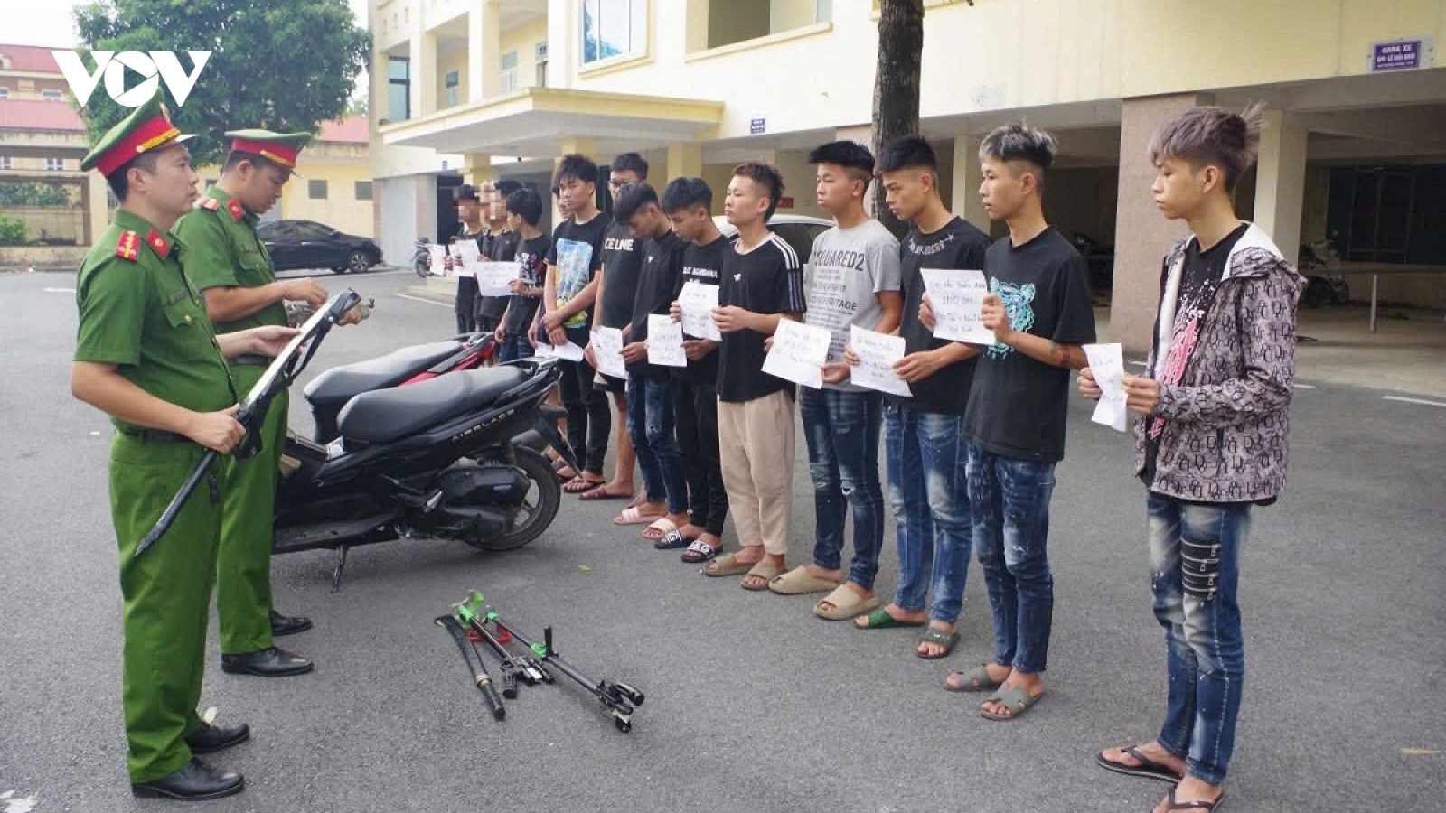 Tạm giữ hình sự 11 thanh, thiếu niên mang hung khí rượt đuổi nhau trên phố
