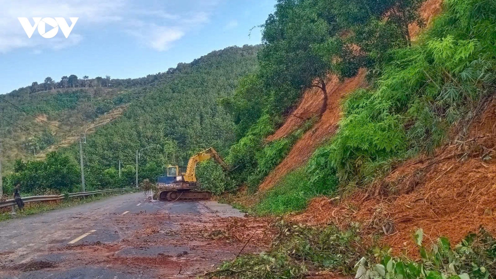 Tuyến đường huyết mạch Đồng Nai - Lâm Đồng bị sạt lở, chính quyền vào cuộc