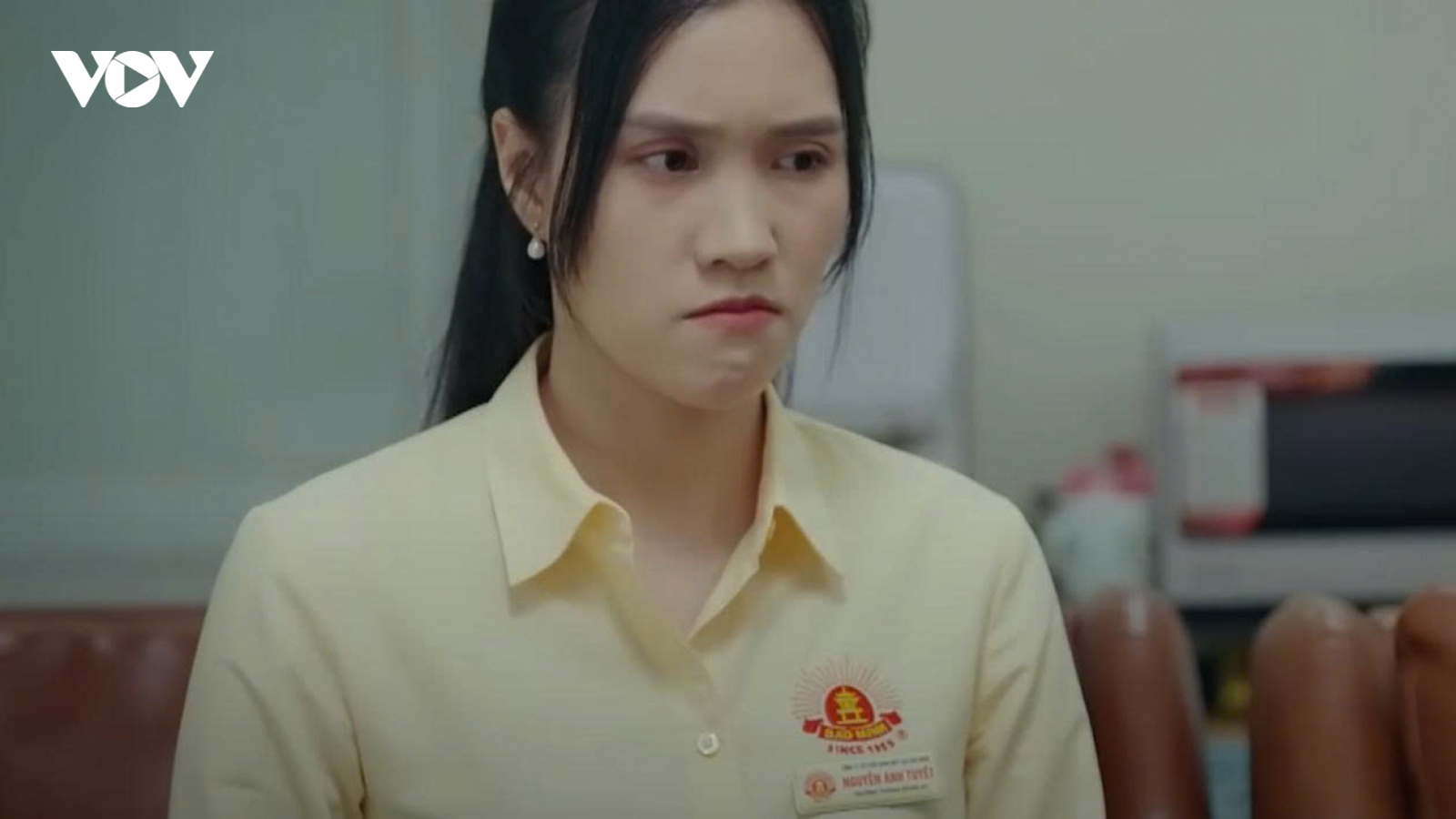 "Dịu dàng màu nắng" tập 34: Tuyết bị giám đốc chấn chỉnh vì hay chọc ngoáy Phong