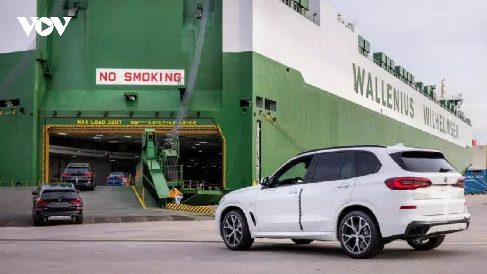 Lượng lớn ô tô ùn ứ tại các cảng châu Âu vì chính sách thuế mới của Mỹ