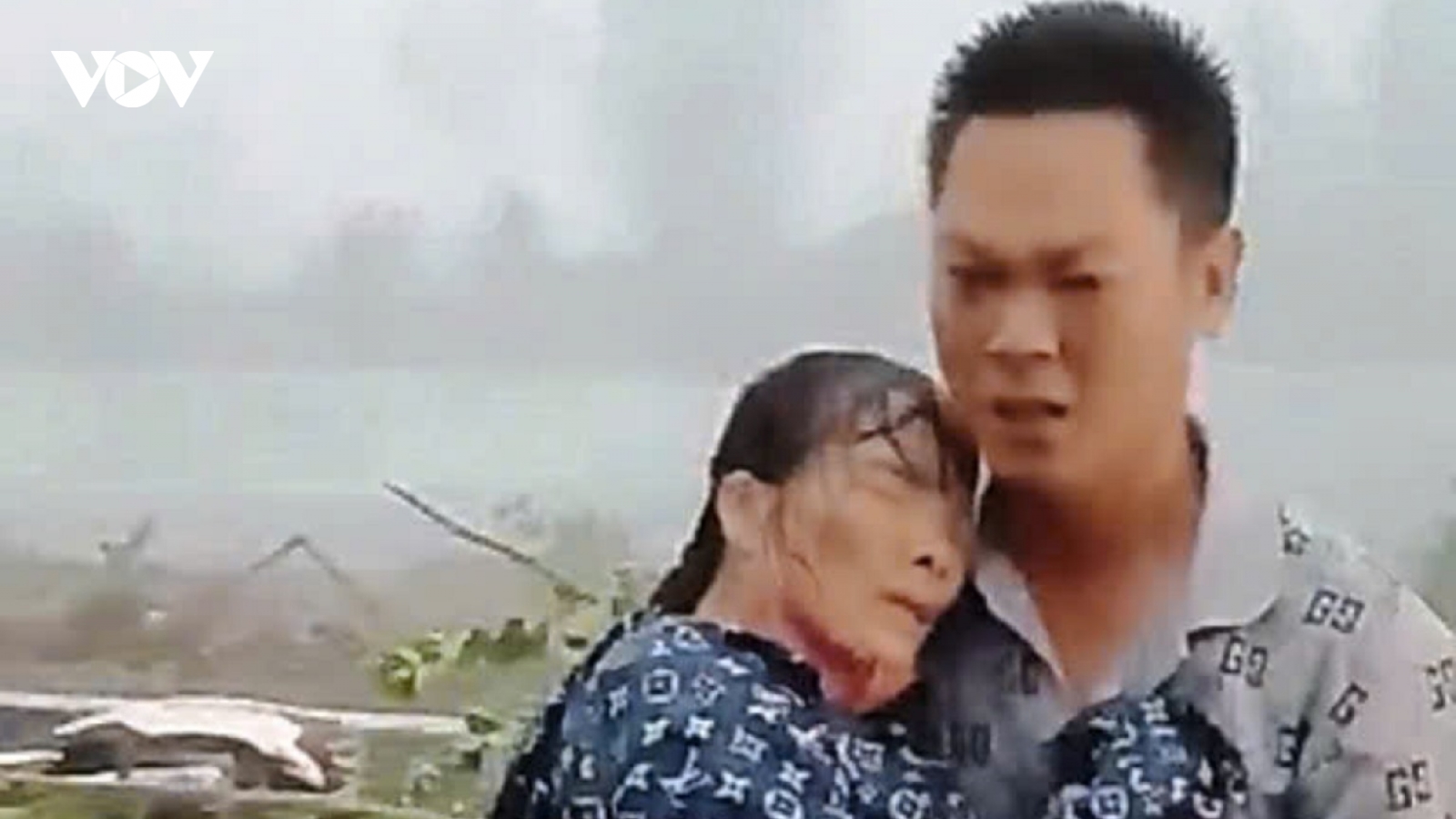 Tài xế Ninh Bình bế người gặp nạn đi cấp cứu giữa mưa giông