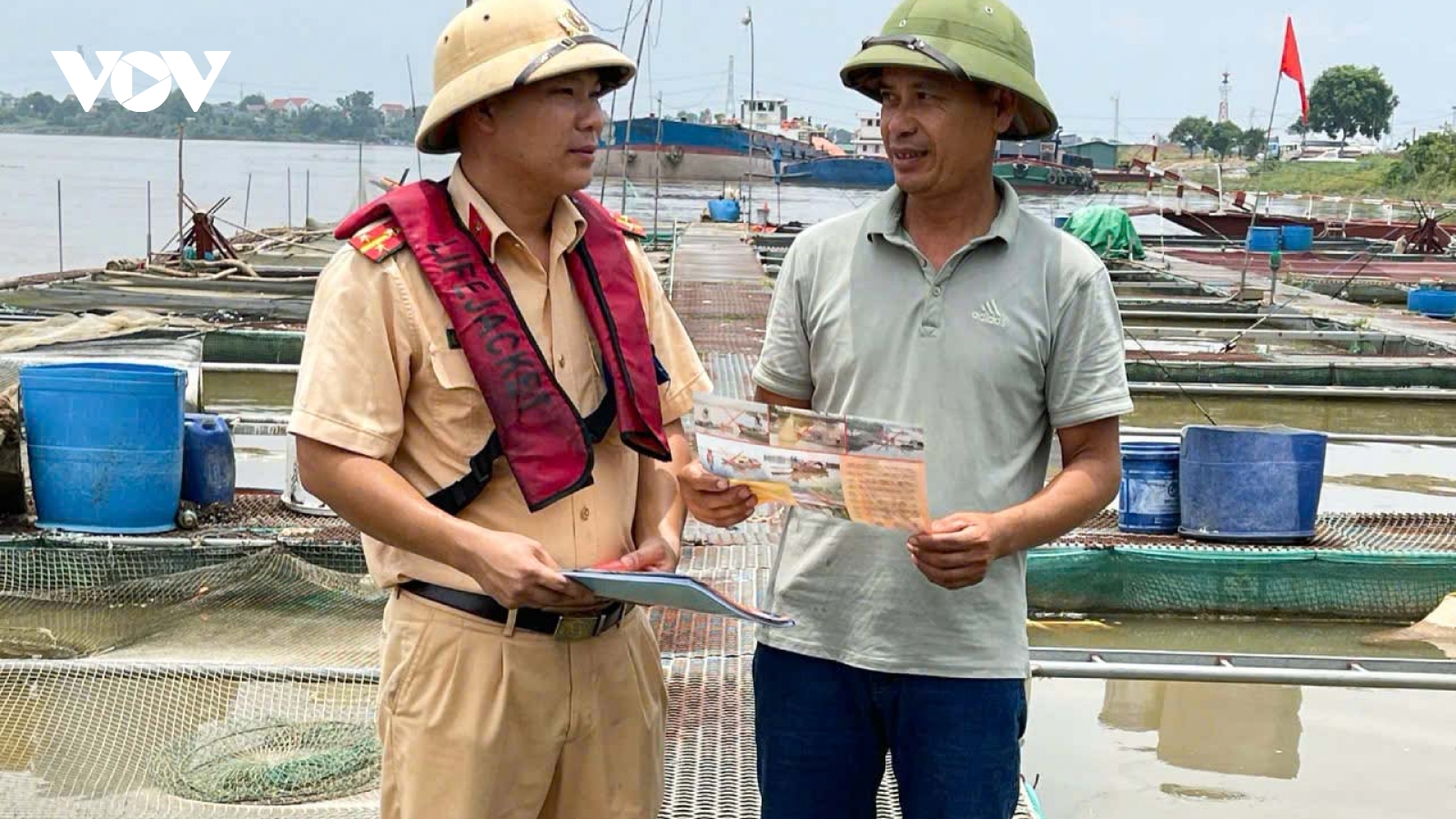 CSGT đường thuỷ Bắc Ninh hỗ trợ dân ứng phó với cơn bão số 3