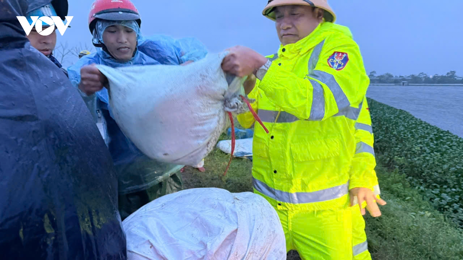 Ninh Bình: Hàng trăm người đội mưa khắc phục sạt lở đê bối