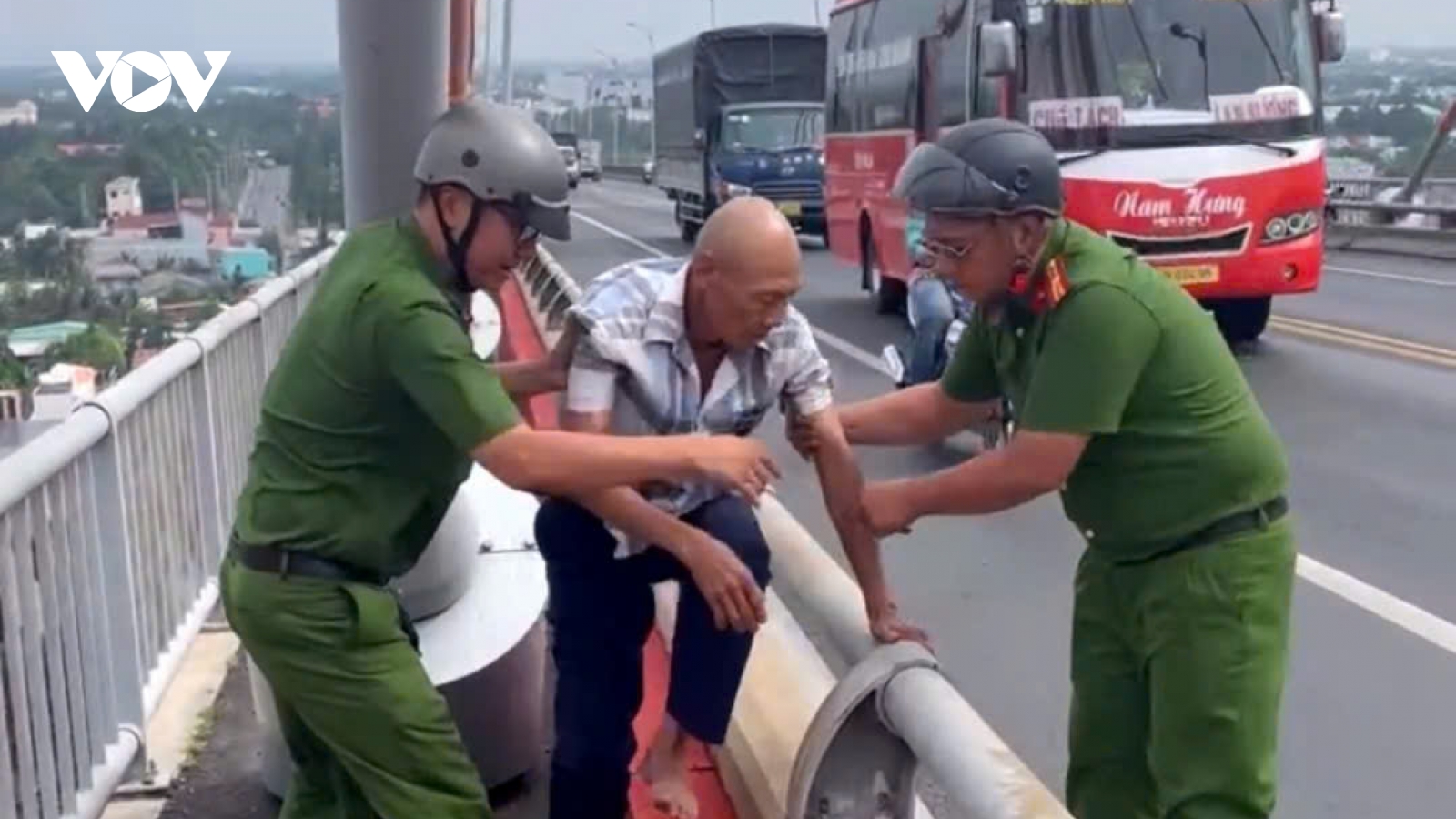 Kịp thời ngăn chặn một trường hợp có ý định nhảy cầu Rạch Miễu