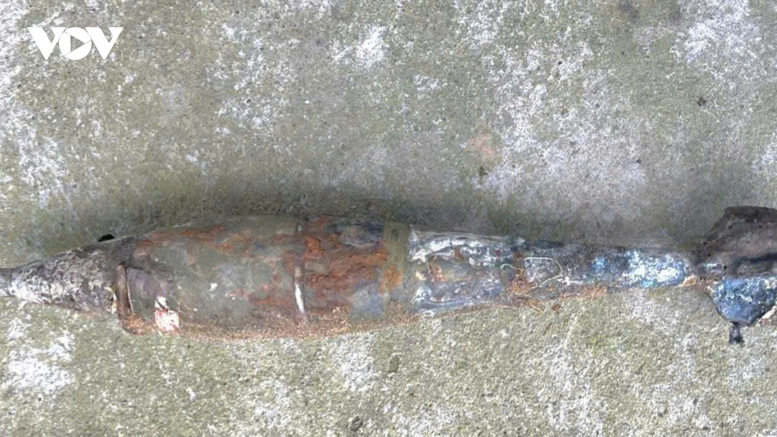 Thu gom quả đạn pháo nằm trong lòng đất, có khả năng phát nổ