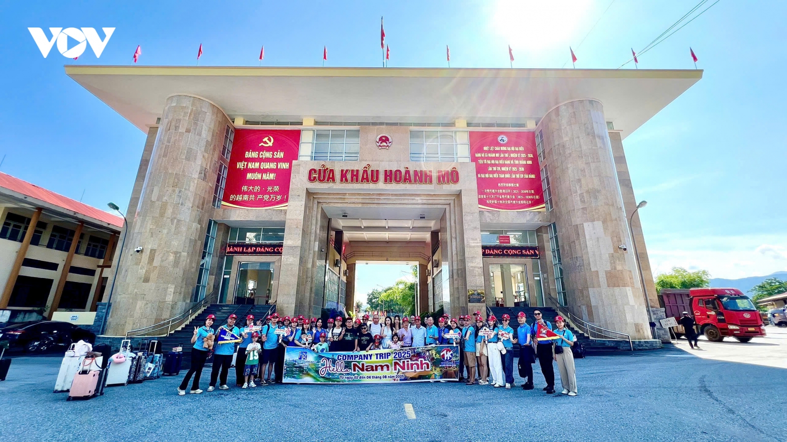 Đoàn khách du lịch đầu tiên xuất cảnh qua cửa khẩu Hoành Mô ở Quảng Ninh