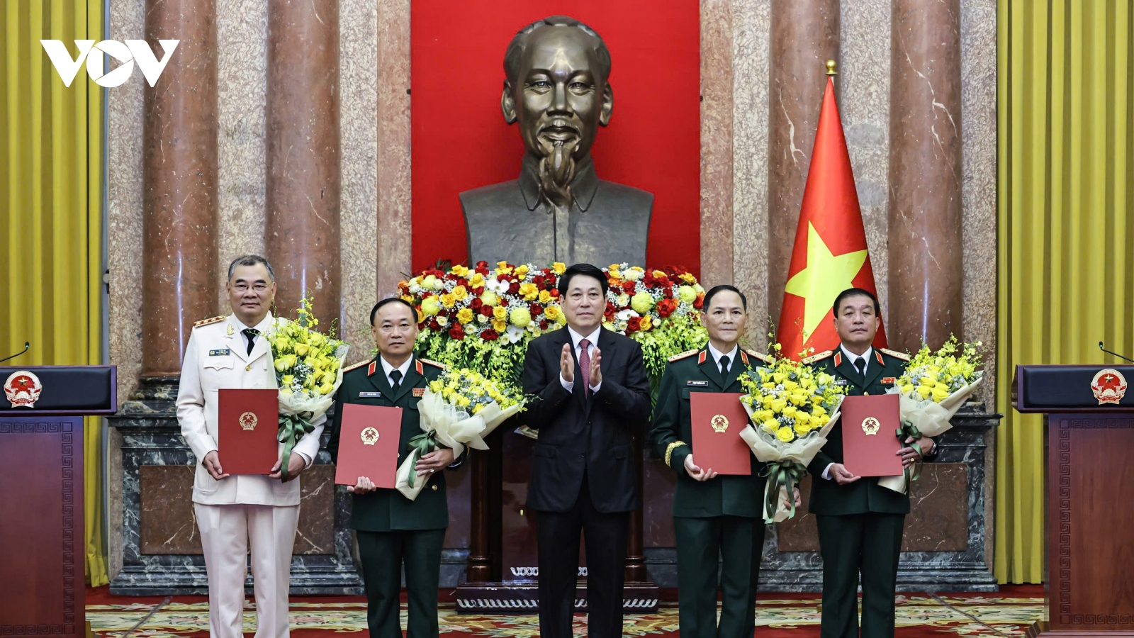 Chủ tịch nước Lương Cường trao Quyết định thăng quân hàm Thượng tướng