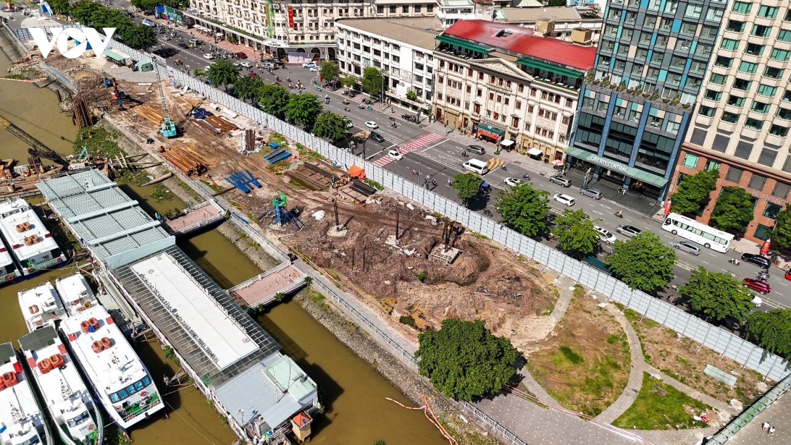 Hối hả trên công trình cầu đi bộ qua sông Sài Gòn